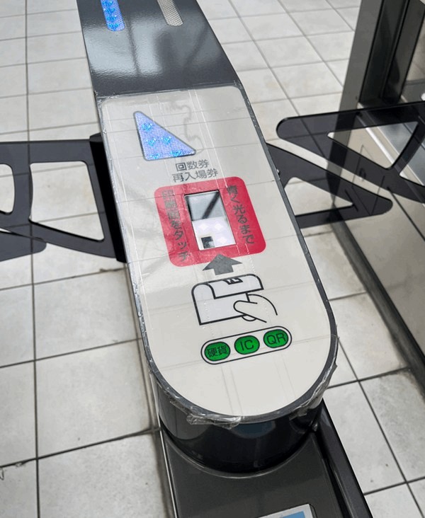 「住之江競艇場」再入場する際「再入場券」QRコードを入場ゲートに読み込ませる