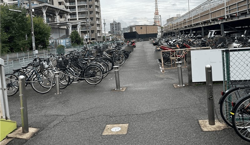 バイクの無料駐輪場は「南入場門」の反対側【歩道橋下の場所】