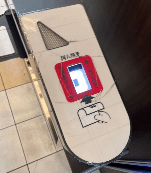 「住之江競艇場」退場時に「再入場券」のQRコードを読み取らせる