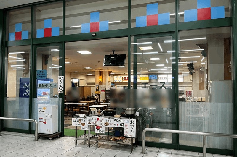 外向販売所1階の食堂「エース」の「肉うどん」