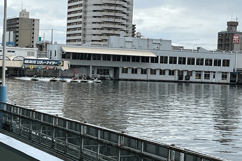 2マーク側は空いていて快適｜一般戦観戦に最適